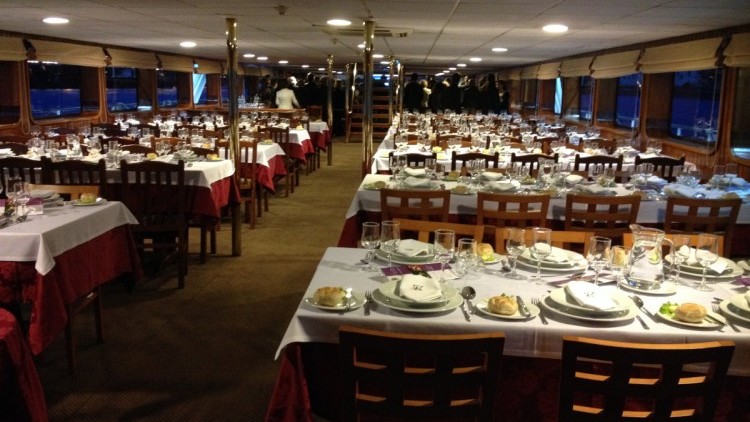 Cruise with lunch or dinner on board (for groups)