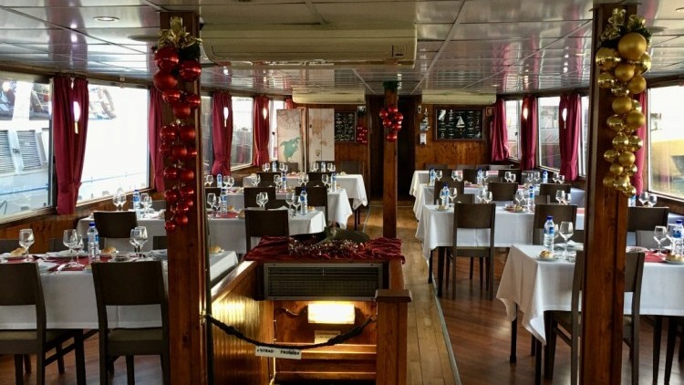 Christmas cruise with lunch or dinner on board for groups in private